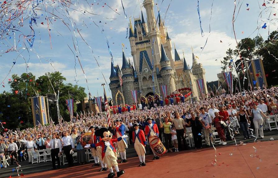 Parques de Disney donan su comida y 200.000 piezas protectoras ante COVID-19