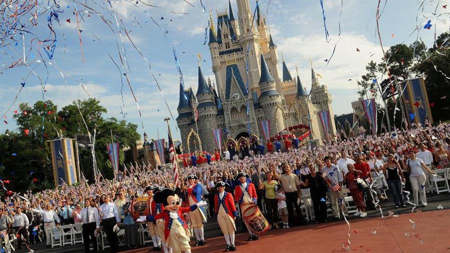 Parques de Disney donan su comida y 200.000 piezas protectoras ante COVID-19