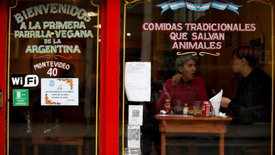 Veganos y vegetarianos dan pelea en el reino del asado
