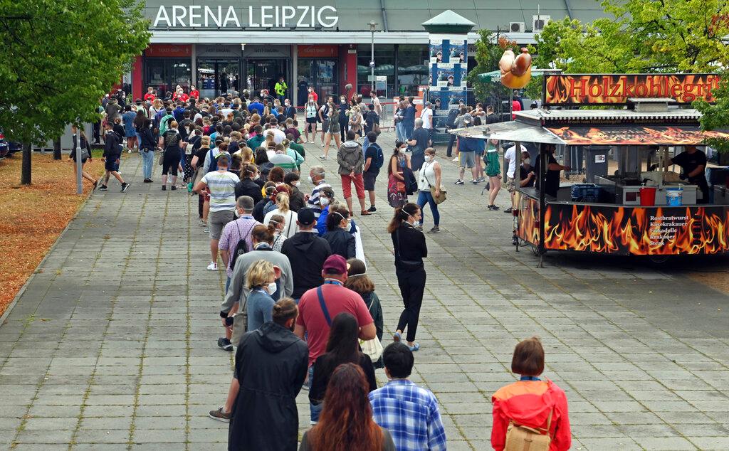 Participantes del experimento del Hospital Universitario de Halle en la entrada de la sala de conciertos Arena Leipzig, Alemania, 22 de agosto de 2020.