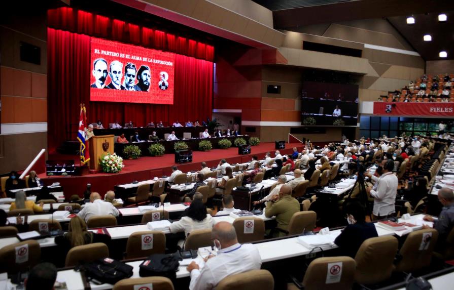 Partido Comunista cubano llama a enfrentar “subversión” en redes y crisis económica