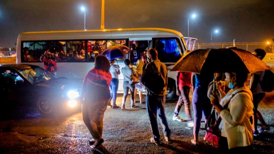Pasajeros de Los Alcarrizos, apiñados y a 50 pesos Pasajeros de Los Alcarrizos, apiñados y a 50 pesos