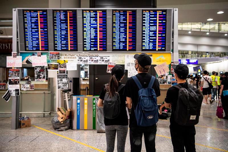 Los manifestantes vuelven a provocar la parálisis del aeropuerto de Hong Kong