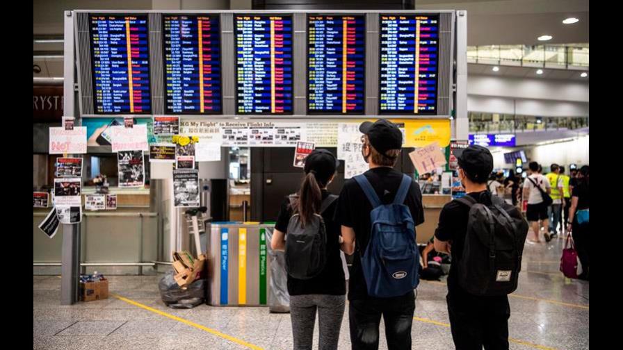 Los manifestantes vuelven a provocar la parálisis del aeropuerto de Hong Kong