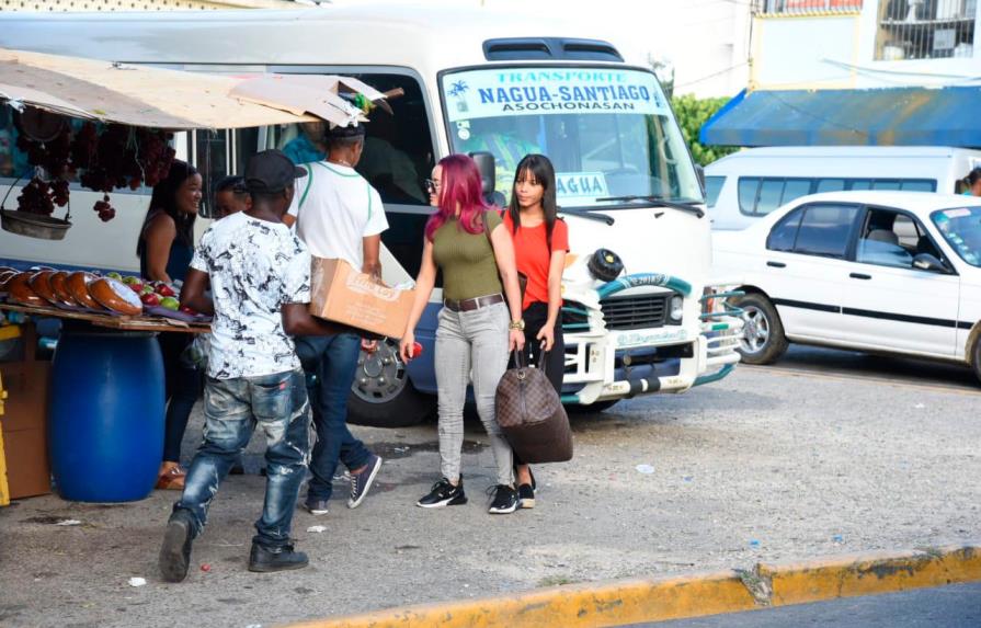 Flujo de pasajeros no fue masivo en paradas de autobuses Santiago