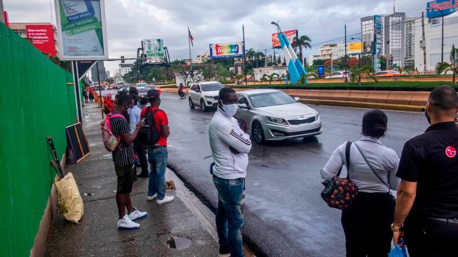 Pasajeros varados, otro problema del toque de queda Pasajeros varados, otro problema del toque de queda