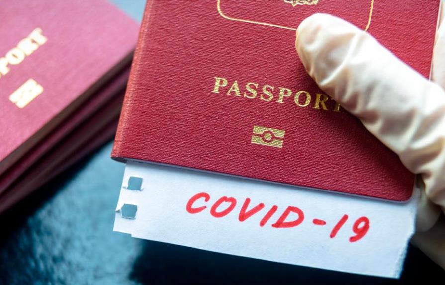 Algunos países buscan implementar el pasaporte de vacunas COVID-19 para los viajeros