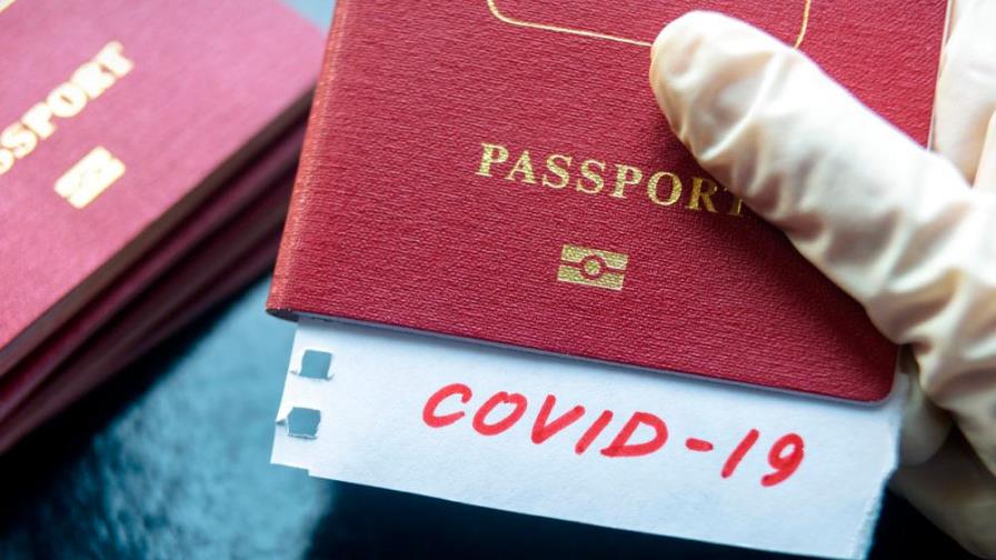 Algunos países buscan implementar el pasaporte de vacunas COVID-19 para los viajeros