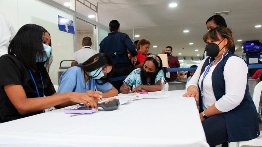 Pasaportes pone nueva vez centro de vacunación contra el COVID-19