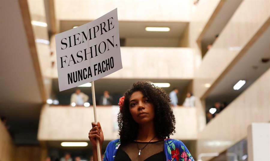  Una modelo desfila en la pasarela de moda “De la Guerra a la PAZarela”.