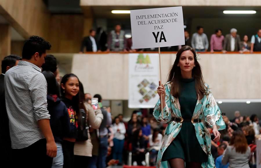 Una modelo desfila ropa diseñada y confeccionada por exguerrilleros de las FARC en la sede del Congreso, en Bogotá.