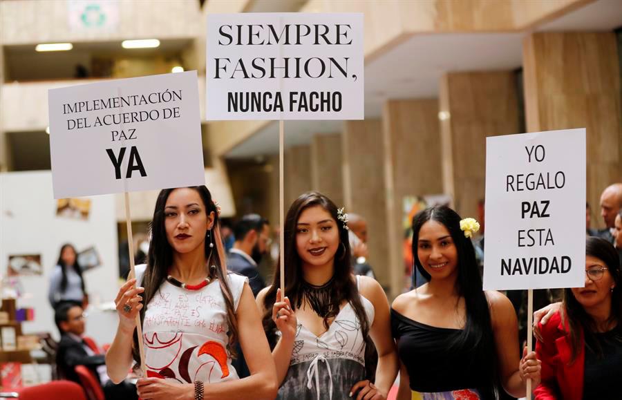 Modelos desfilan productos elaborados por los excombatientes en todo el país de Colombia.