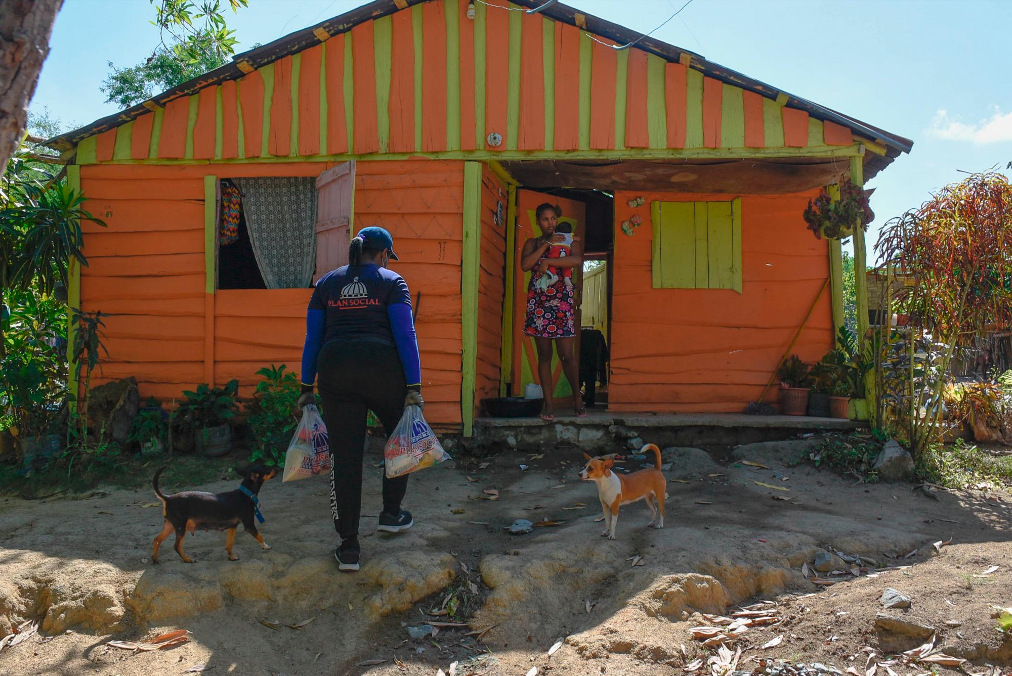 Personal de Plan Social entregando asistencia.