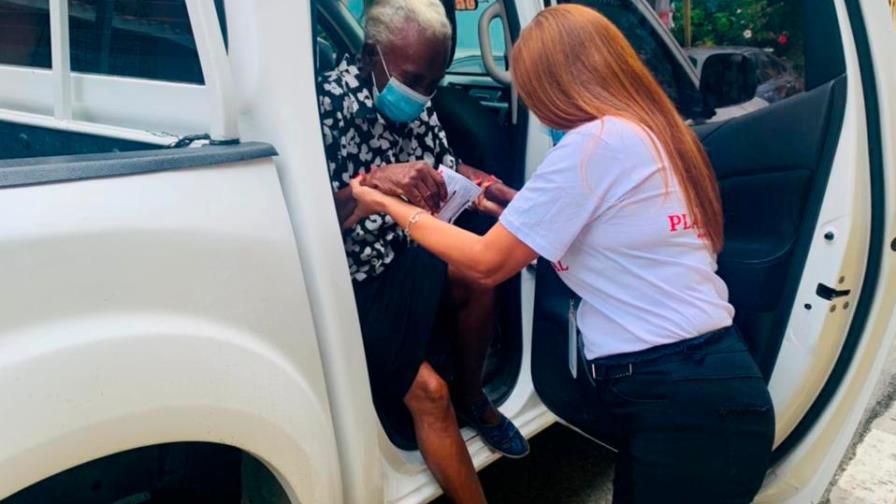 Plan Social transporta a adultos mayores a centro de vacunación contra COVID-19