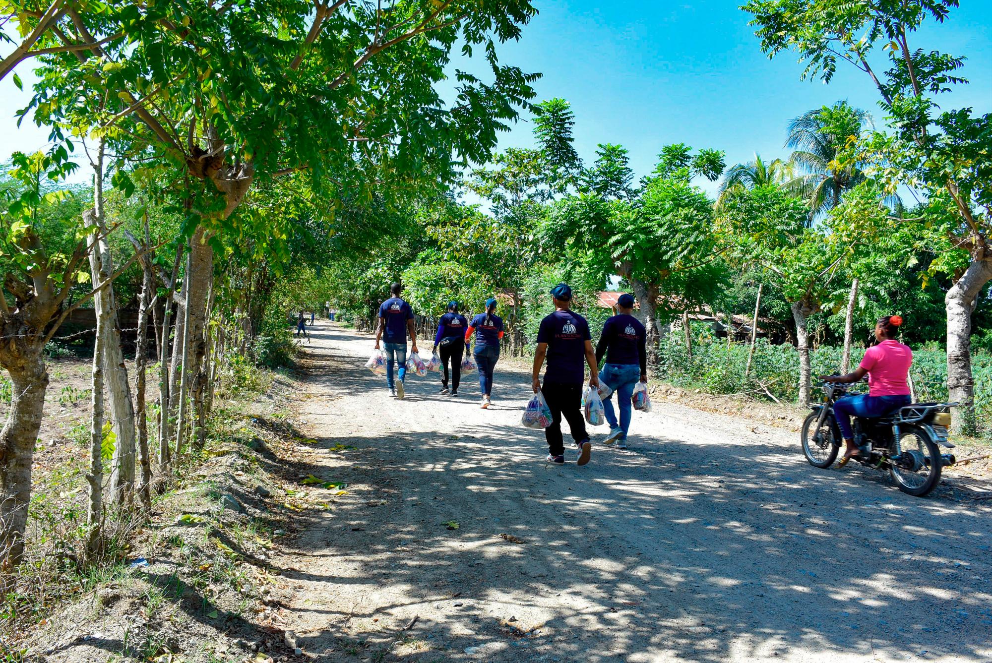 Personal de Plan Social entregando asistencia en la zona fronteriza.