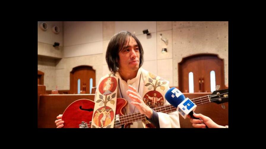 Un pastor roquero busca salvar las almas del barrio rojo de Tokio