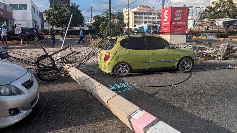 Patana pierde control y tumba postes del tendido eléctrico frente al Ministerio de Educación