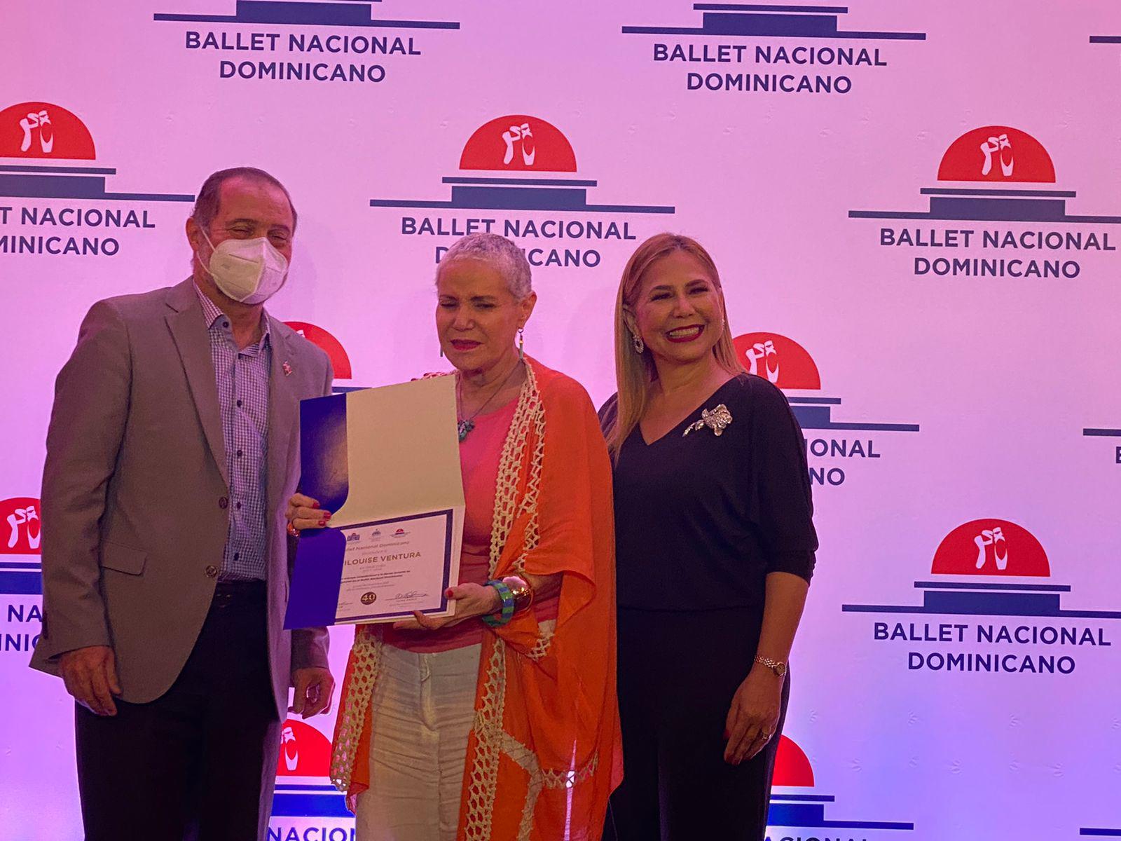 De igual manera fue reconocida la actriz y exdirectora del BND, Patricia Ascuasiati. Severo Rivera