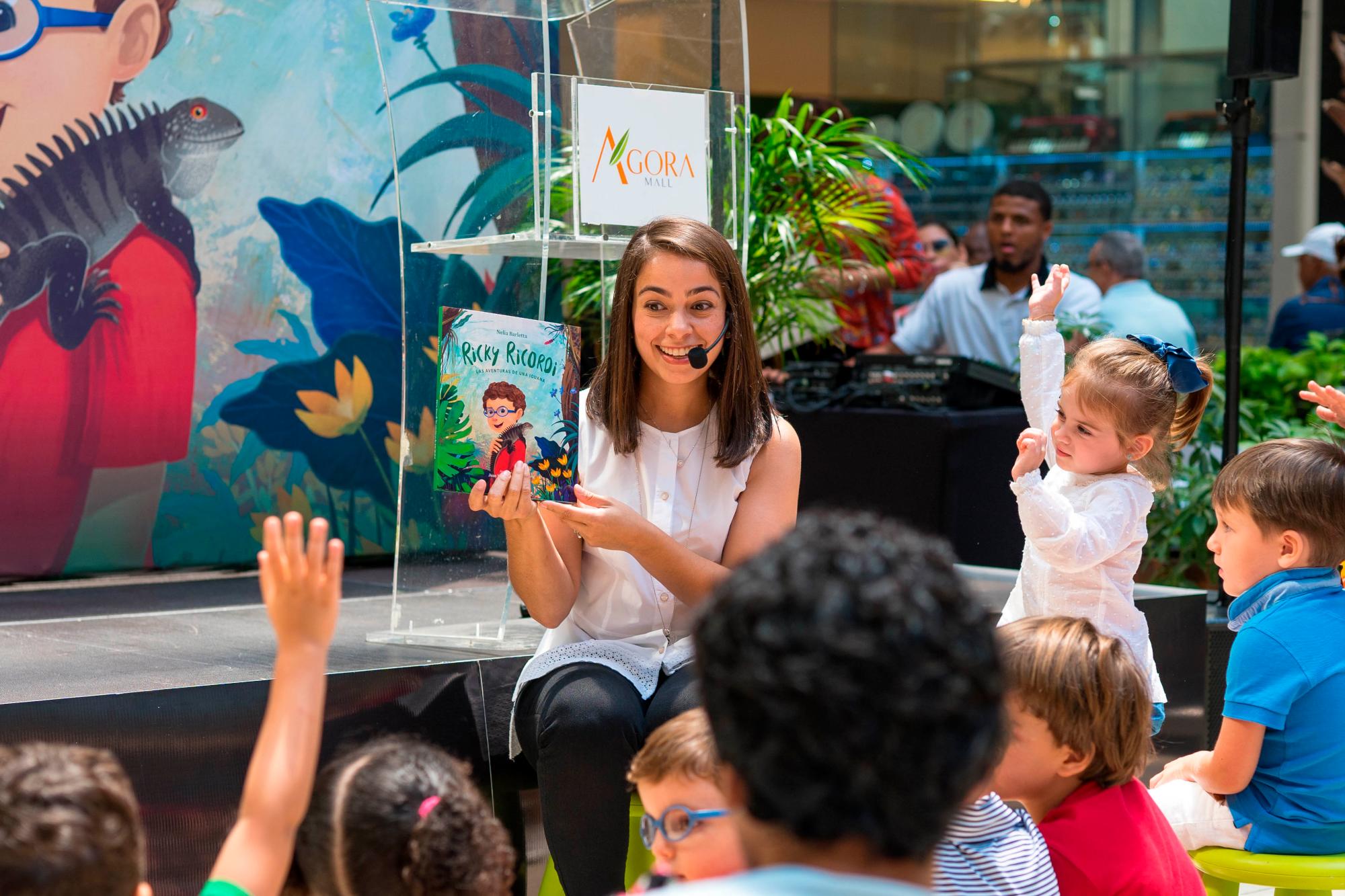 Patricia Martínez Lara leyendo a los niños. 