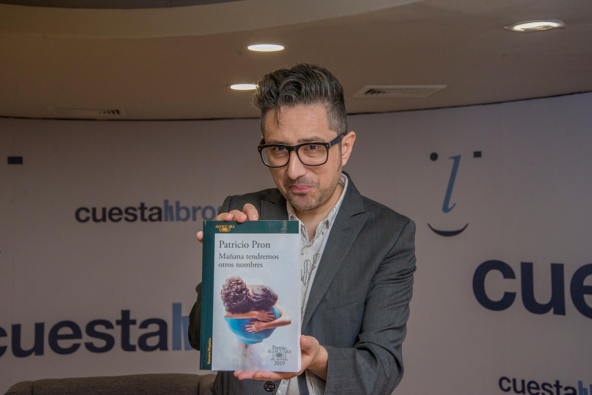 Patricio Pron muestra su libro.