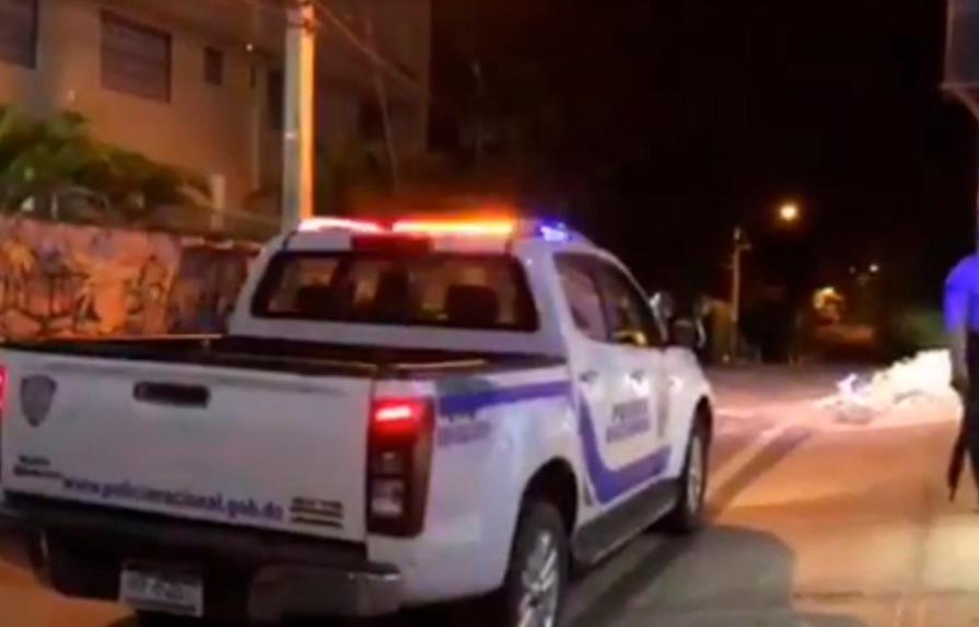 Hombre sin una pierna tirotea ocho veces una camioneta de la Policía en Salcedo