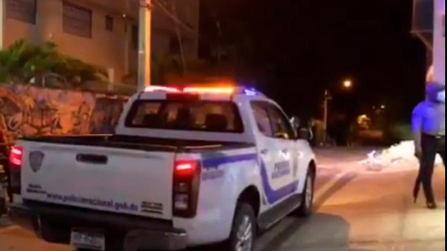Hombre sin una pierna tirotea ocho veces una camioneta de la Policía en Salcedo