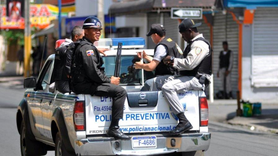 Someten hombre que habría lanzado piedras a policías durante toque de queda en Las Matas de Farfán