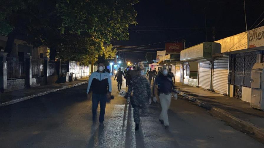 Cientos de militares y policías salen a las calles de pueblos del Este a hacer cumplir decreto por COVID-19 Cientos de militares y policías salen a las calles de pueblos del Este a hacer cumplir decreto por COVID-19