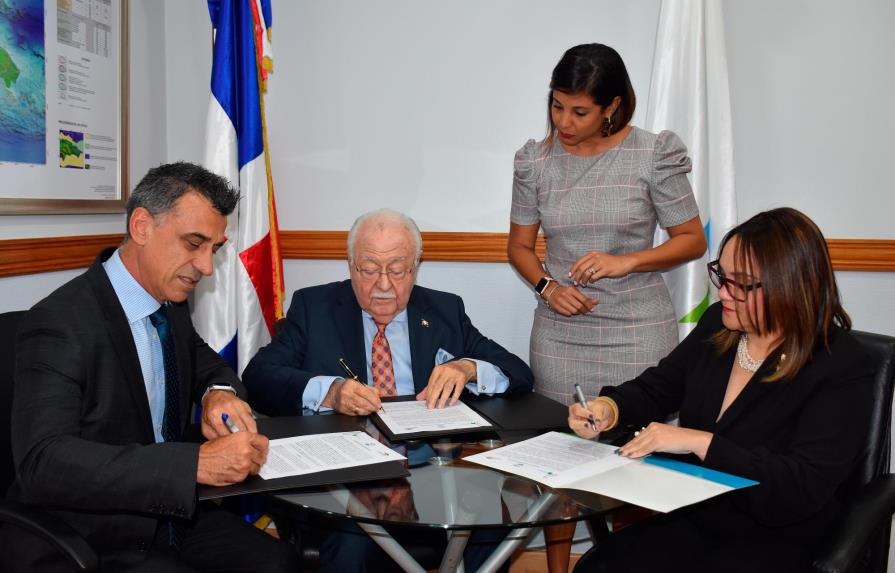 Energía y Minas firma acuerdo para obras sociales a familias en Monte Plata