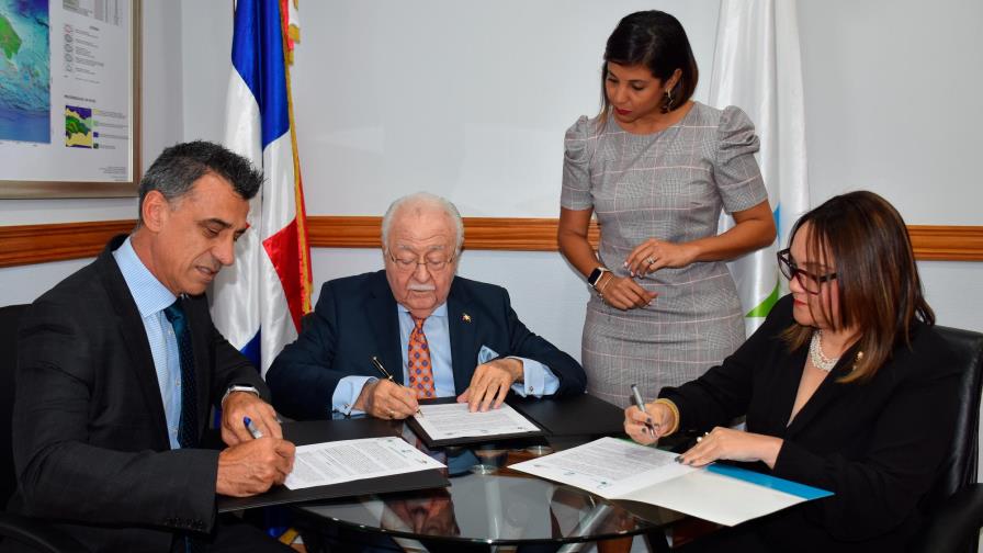 Energía y Minas firma acuerdo para obras sociales a familias en Monte Plata Energía y Minas firma acuerdo para obras sociales a familias en Monte Plata