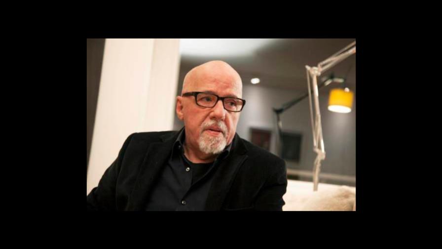 Paulo Coelho ríe de brasileños que queman sus libros: Primero los compraron