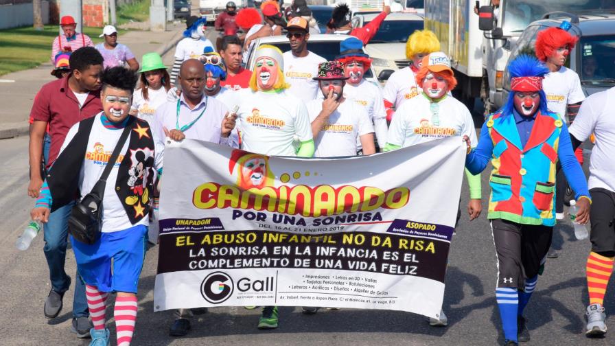 Porque “el abuso infantil no da risa”,  payasos caminan desde Santiago hasta Higüey