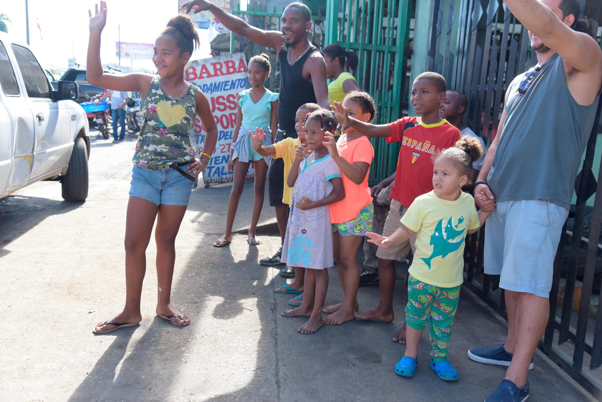Niños saludan los payasos a su paso por el kilómetro 13 de la Autopista Duarte(José Justo Féliz)  