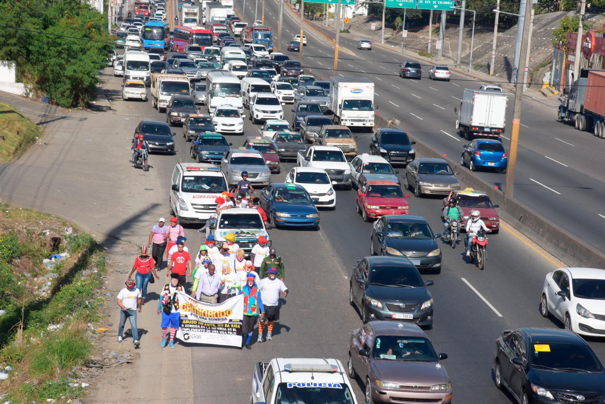 La caminata causó u tapón en la autopista Duarte( José Justo Féliz)