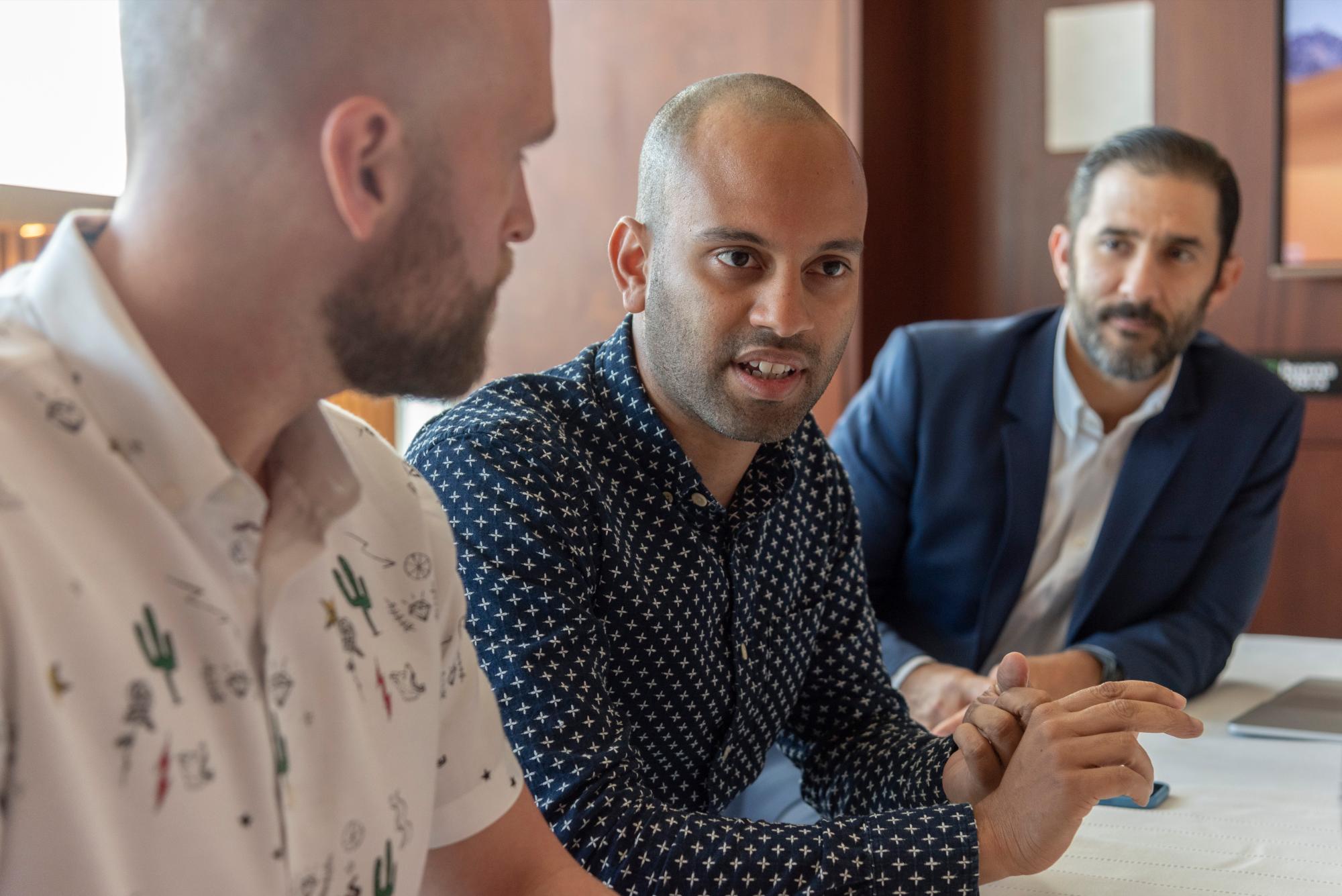 Max Pérez (Centro) habla durante la entrevista a Diario Libre. 