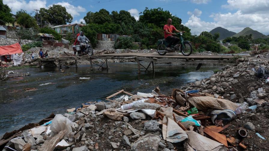 Vertido de desechos, extracción de materiales y tala matan al río Baní 
La respuesta de las autoridades 