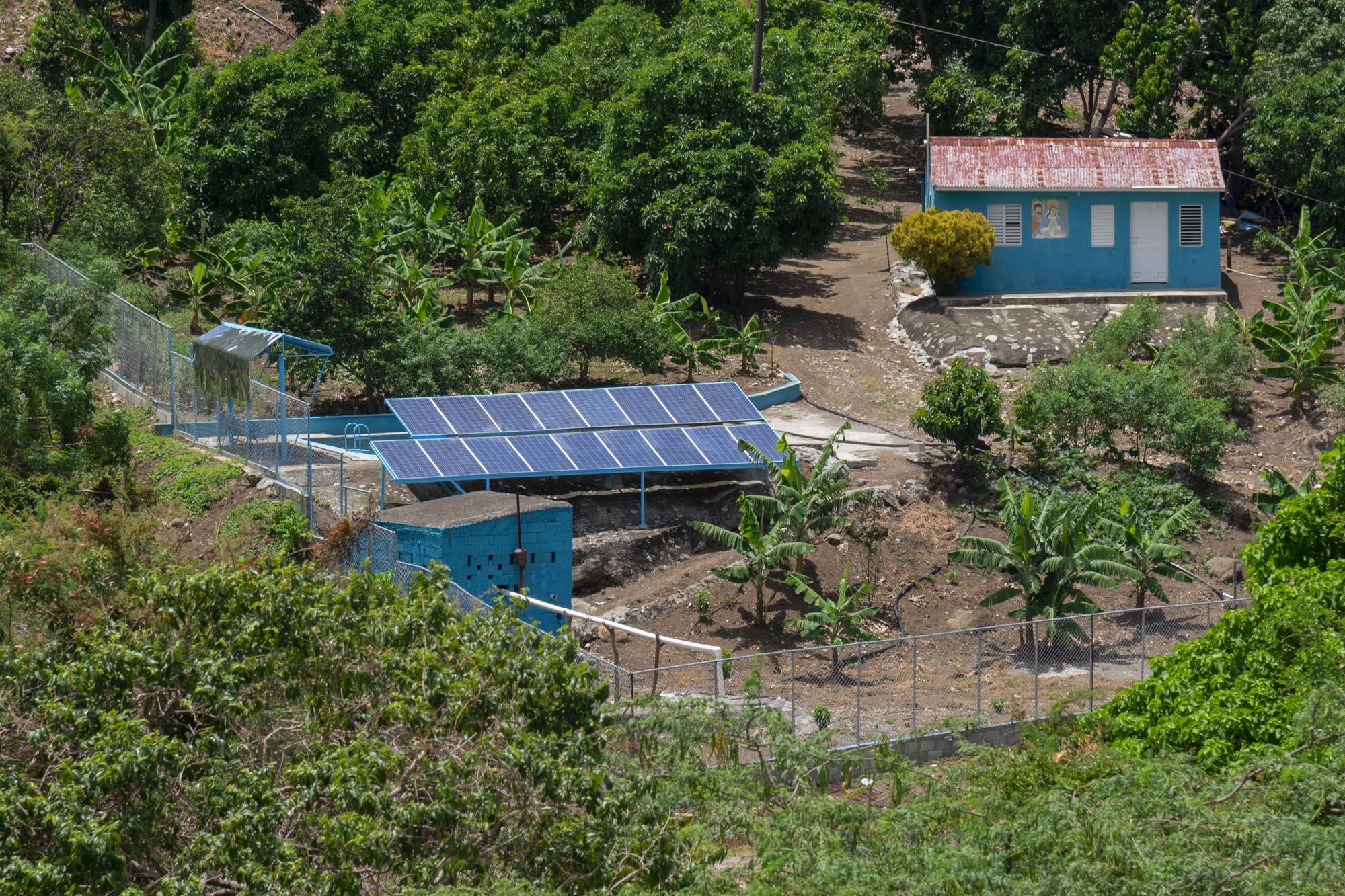 Paneles solares que alimentan de energía los sistemas de toma de agua de los productores alrededor del río Baní. 