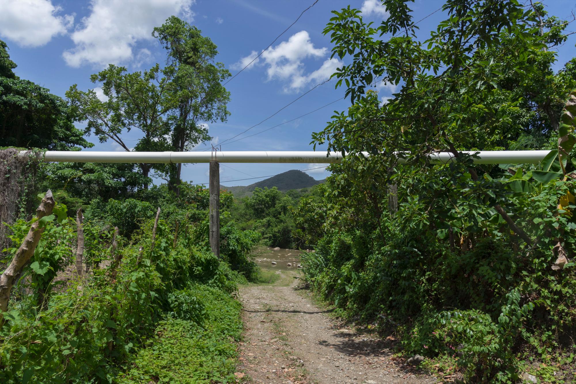 Tuberías de diferentes tamaños se observan a lo largo del río Baní.