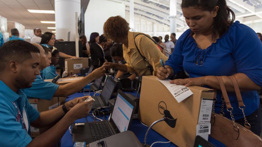 Gobierno entrega 25 mil computadoras 