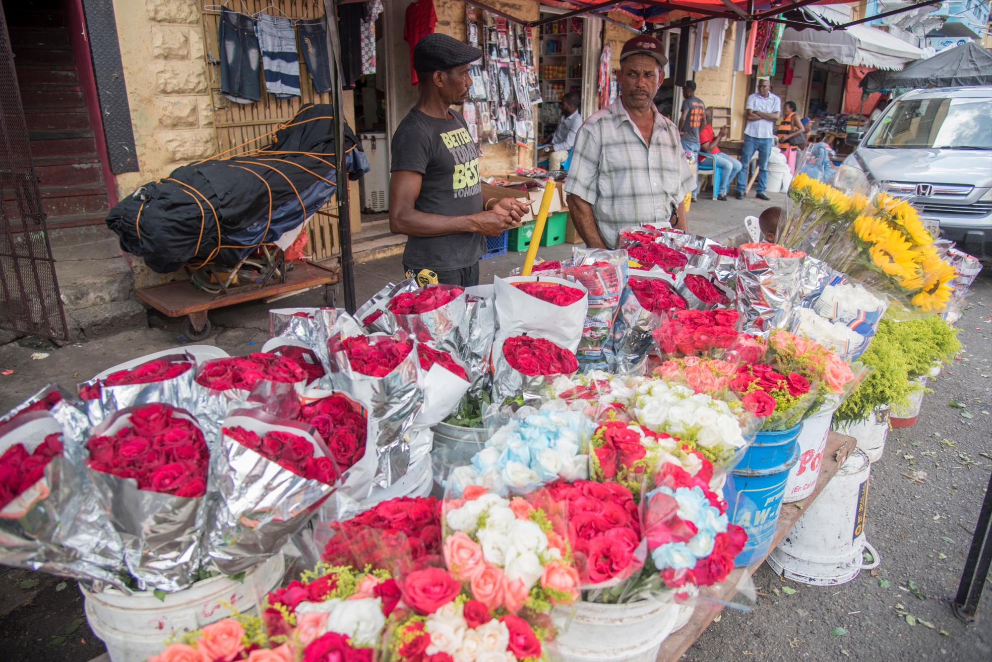 Vendedores de flores del Pequeño Haití, en el Distrito Nacional.