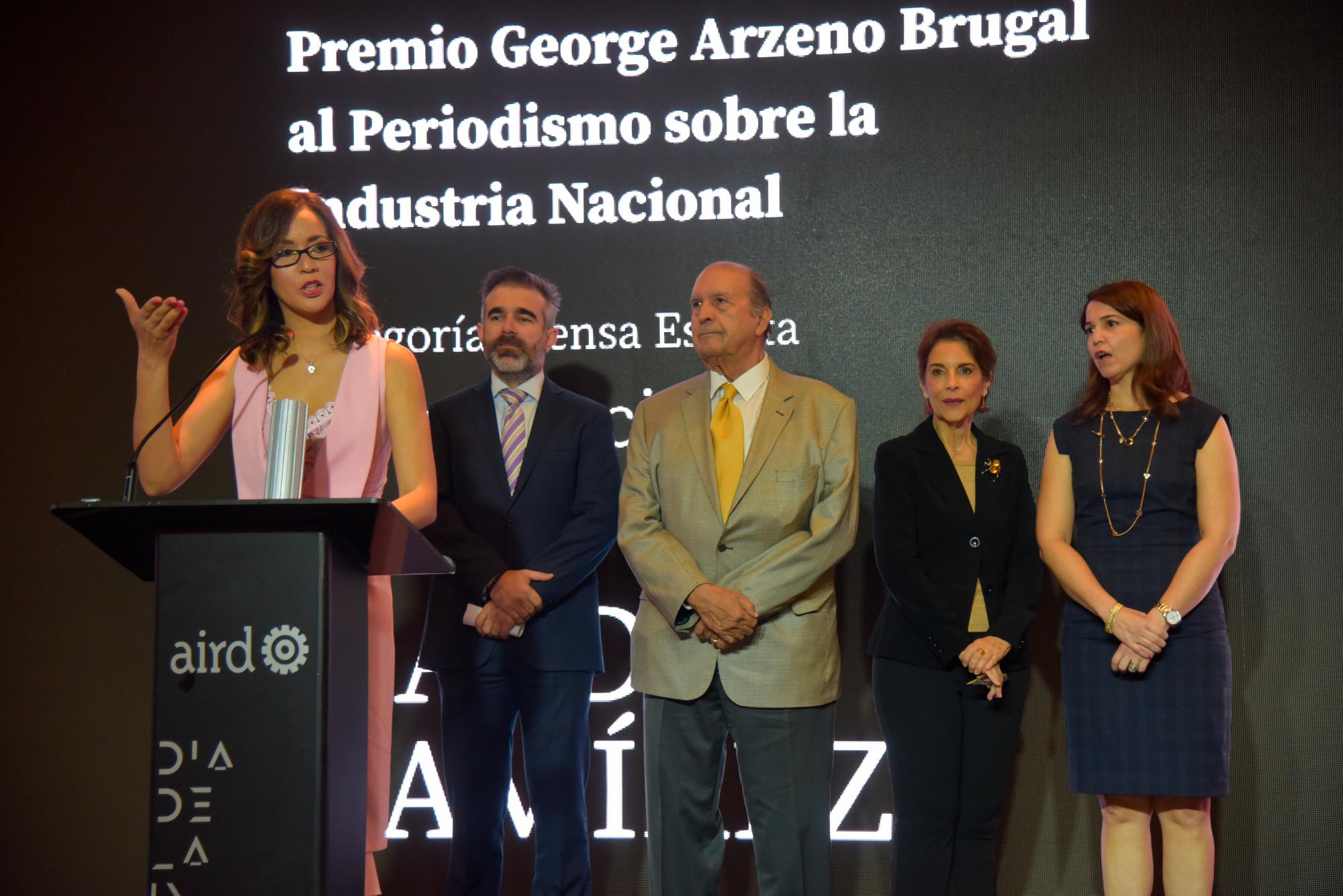 Haydeé Ramírez, periodista de la Revista Contacto, cuando agradecía el premio al periodismo Industrial.