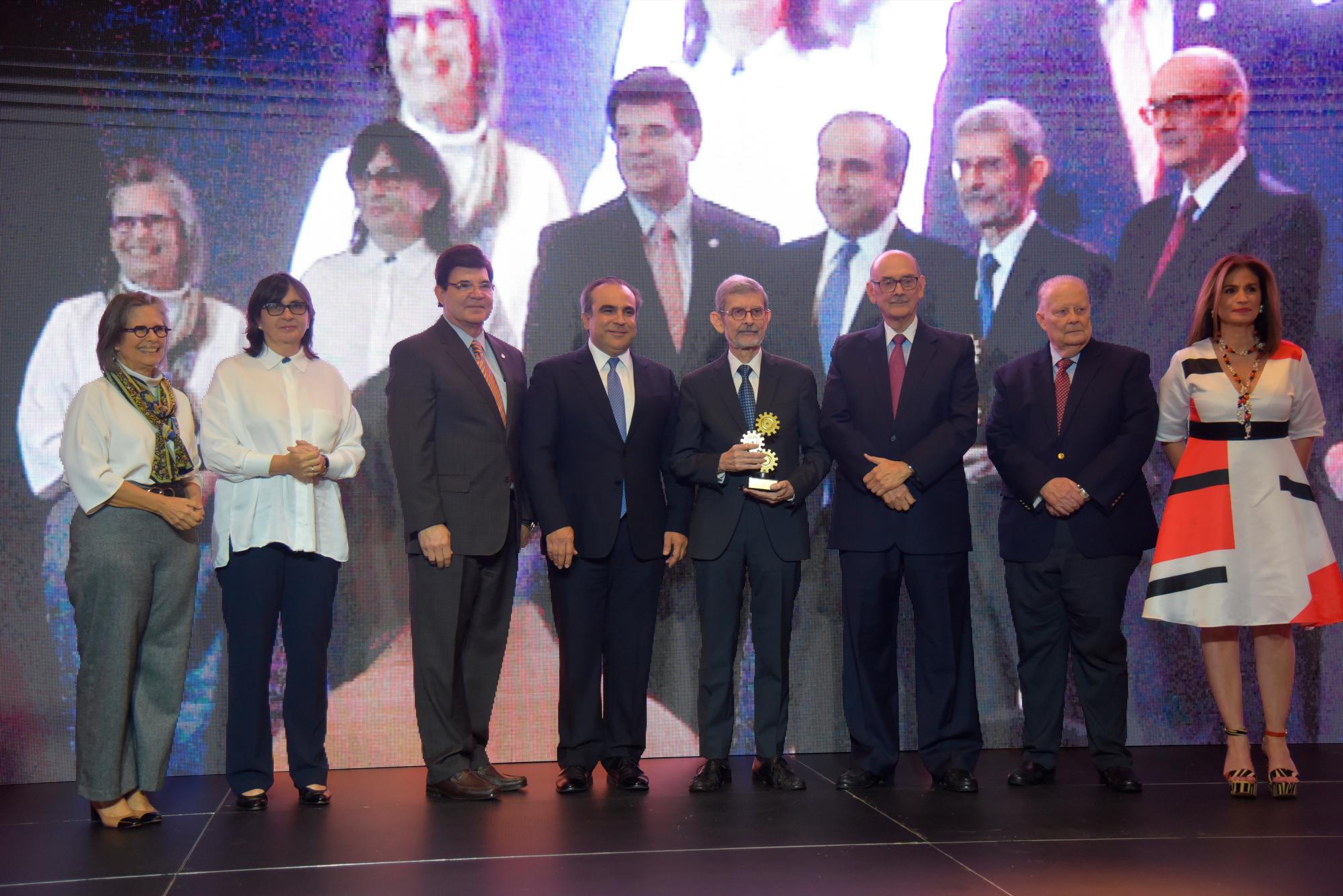 Empresarios y la subdirectora de Diario Libre junto a Gustavo Volmar, quien obtuvo el premio a la Trayectoria Periodística.