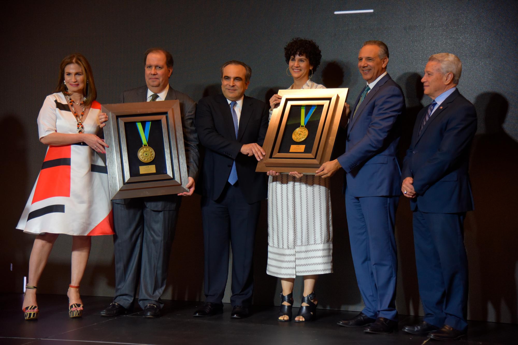 En la actividad también fue entregado un Galardón al Mérito Industrial póstumo a los hermanos Juan Bautista y Felipe Vicini Cabral.