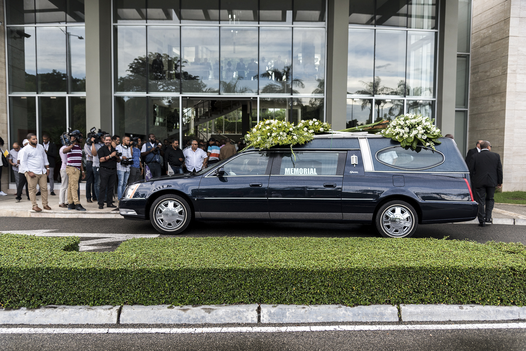 Momento de la llegada de féretro de Abinader al Jardín Memorial.