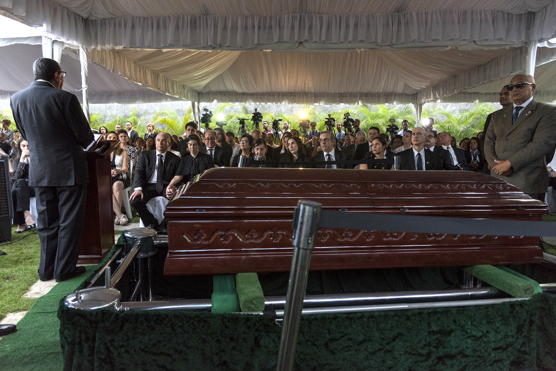 Miguel Ángel Prestol González habla durante el sepelio.