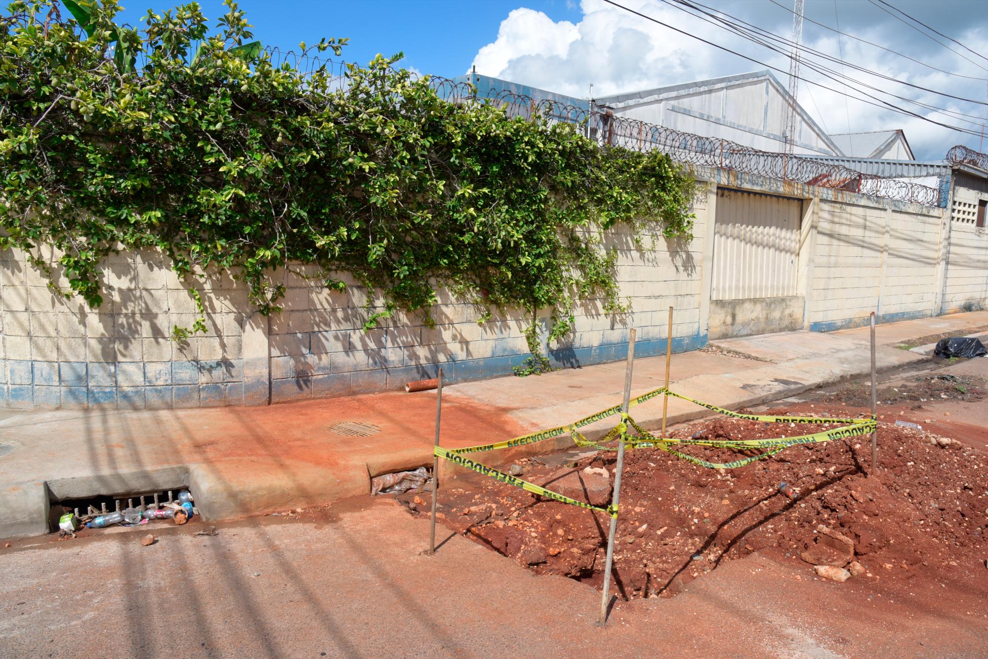 Hoyos a los que repusieron las tapa y limpiaron los imbornales en la calle C de la Zona Industrial de Herrera. 