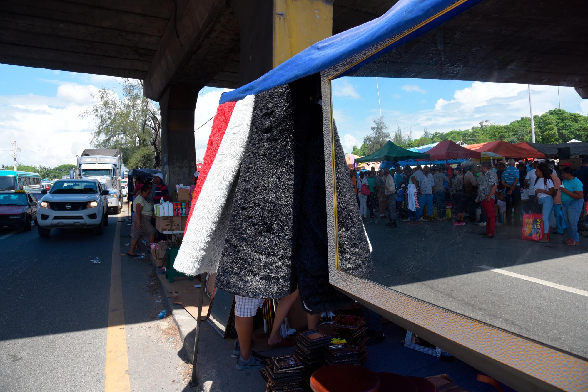 La gente vende hasta en a isleta central de la las dos avenidas(Pedro Bazil