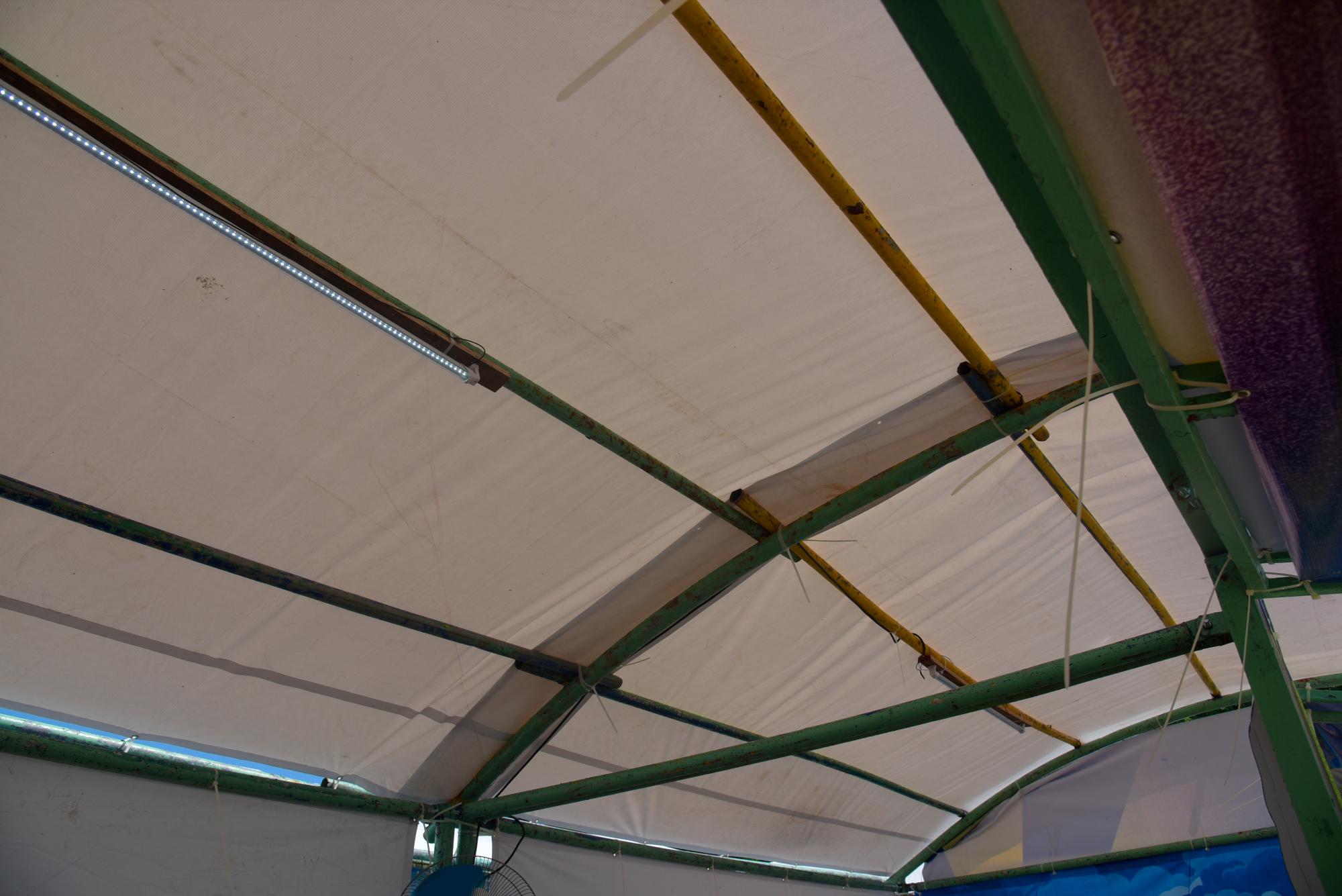 Vista del techo de una de las casetas, dicen que si llueve se mojan todos los libros.