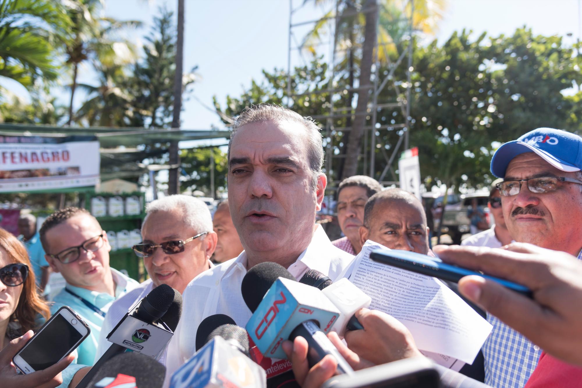 Luis Abinader al momento de entrar a la cumbre por la producción nacional.