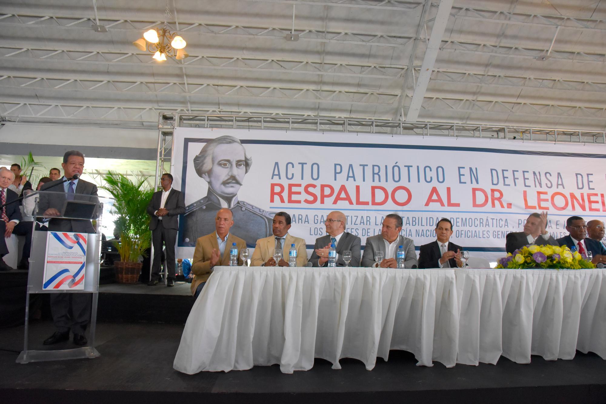 El expresidente Leonel Fernández durante el acto,  junto a exgenerales de la Policía Nacional en el Club Los Prados. 
